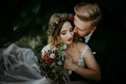 Fotograf czy kamerzysta na ślub? Poradnik i koszty