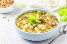 Jaką zupę z makaronem ugotować? Sprawdzone przepisy na pyszne dania