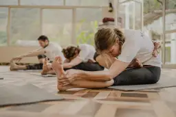 Joga czy Pilates? Która praktyka zmieni Twoje ciało i umysł?