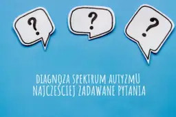Trzy dymki z pytajnikami nad napisem "DIAGNOZA SPEKTRUM AUTOYZMU NAJCZĘŚCIEJ ZADAWANE PYTANIA". Test ADOS 2 może pomóc w odpowiedziach.