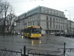 Żółty autobus 304 na skrzyżowaniu w Krakowie, jadący w kierunku Wieliczki. Sprawdź rozkład jazdy!