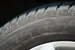 Jak założyć opony w dobrym kierunku, aby uniknąć niebezpieczeństwa