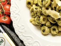 Jak podawać tortellini z pesto, aby zaskoczyć swoich gości?