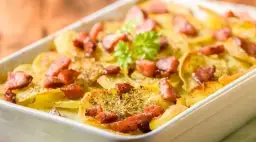 Zapiekanka ziemniaczana z kiełbasą: Prosty przepis na idealny obiad