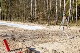 Badania geotechniczne gruntu: Czy Twój dom stoi na pewnym fundamencie?