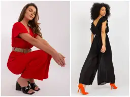 Dwie kobiety w kombinezonach: jedna w czerwonym, druga w czarnym.