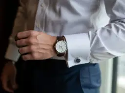 Jak nosić zegarek do koszuli? Zasady i stylizacje 2025