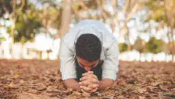 Modlitwa za człowieka, który sprawia mi ból – jak znaleźć uzdrowienie