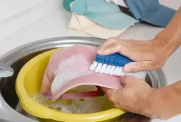 Jak wyczyścić czapkę z daszkiem? Triki na idealny kształt!