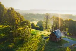 Nocleg w Bieszczadach: Jak wybrać idealne miejsce i nie przepłacić?