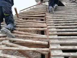 Pracownicy na dachu, wymiana krokwi. Czy wymiana krokwi wymaga pozwolenia na budowę?