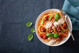 Pulpety w sosie pomidorowym z czym podawać, aby zachwycić gości