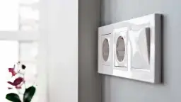 Nowoczesne gniazdka elektryczne na ścianie. Zastanawiasz się, ile za punkt elektryczny z kuciem?