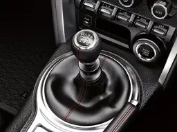 Jak jeździć manualną skrzynią biegów: kluczowe zasady i porady dla kierowców