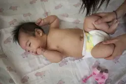 Jak pomóc niemowlakowi zrobić kupę - skuteczne metody na zaparcia