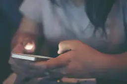 Kredyty a rozgrywki: różnica między Free Play a darmowymi rundami