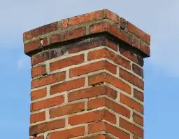 Dlaczego cieknie woda z komina? Oto najczęstsze przyczyny i rozwiązania