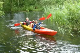 Spływ kajakowy Piaśnicą Dębki: Trasa, ceny i organizacja