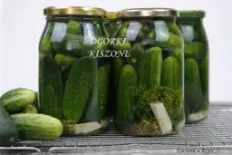 Ogórki kiszone bez solanki? Jak uzupełnić i uratować przetwory