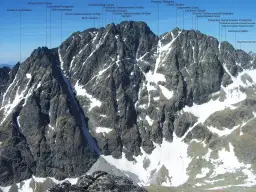 Majestatyczny masyw Gerlachowskiego Štítu, najwyższego szczytu Tatr. Choć nie jest to wulkan, jego skaliste zbocza i śnieżne pola tworzą imponujący krajobraz.