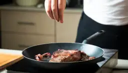 Jak smażyć wołowinę na patelni, by uniknąć wysuszenia mięsa
