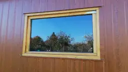 Jak zrobić bezpieczne okno do domku dla dzieci? Poradnik DIY