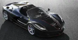 Czarny kabriolet Ferrari LaFerrari na drodze. Zastanawiasz się, ile kosztuje Ferrari LaFerrari?