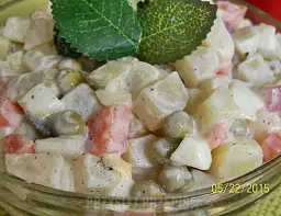 Sałatka jarzynowa z jogurtem: ile kcal? Lżejsza wersja krok po kroku