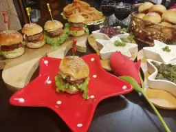 Jak podgrzać bułki do hamburgerów, aby były idealnie chrupiące?