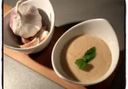 Kremowy sos z masła orzechowego i sosu sojowego, z czosnkiem i listkiem bazylii.