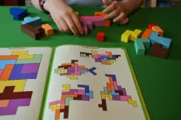 Graj w katamino online za darmo! Ponad 100 poziomów do rozwiązania.