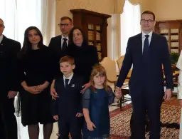 Mateusz Morawiecki z rodziną, w tym z dziećmi w różnym wieku, podczas oficjalnego spotkania.