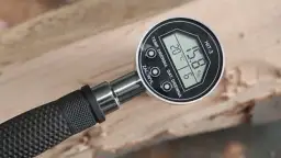 Jakie drzewo do kominka wybrać, by uniknąć słabego palenia?