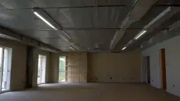 Sufit podwieszany w salonie - jak samodzielnie zamontować sufit podwieszany?