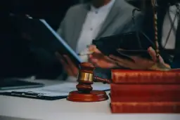 Kto to jest adwokat i jakie ma obowiązki w systemie prawnym?