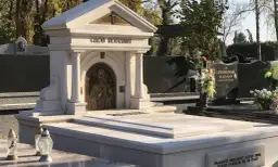 Nagrobki z rzeźbami – jak stworzyć unikalny pomnik dla bliskich