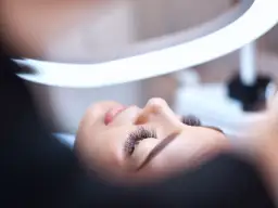 Uzupełnianie rzęs: Ile trwa i jak skrócić czas wizyty?