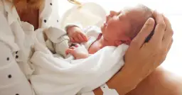 Nowe życie w ramionach mamy. Po porodzie czas na regenerację, a szwy rozpuszczalne po porodzie pomagają w tym procesie.