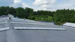 Dach płaski jaki spadek: uniknij problemów z odprowadzaniem wody