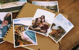 Zdjęcia z wakacji, album i notatnik. Zastanawiasz się, ile kosztuje odbitka zdjęcia u fotografa?