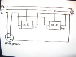 Schemat połączenia dwóch czujników ruchu do jednej lampy. Widać przewody PE, N, L, dwa czujniki ruchu (oznaczone jako C2.R) oraz lampę.