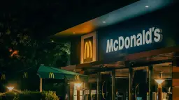 Chcesz otworzyć McDonald's w Polsce? Poznaj koszty i warunki.