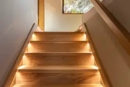 Ile kosztują schody wewnętrzne? Sprawdź ceny i uniknij wysokich kosztów