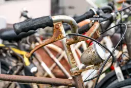 Rdzawe kierownice i lampka starego roweru. Zastanawiasz się, gdzie wyrzucić stary rower?