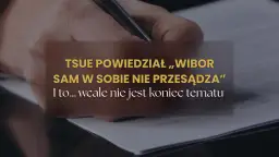 Dłoń pisząca piórem na dokumencie, z tekstem "TSUE powiedział, 'wybór sam w sobie nie przesądza'".