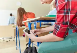 Nauczyciel przesadza ucznia? Prawa, statut i co możesz zrobić