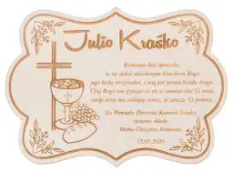 Drewniana tabliczka z motywem komunijnym: kielich, hostia, winogrona, chleb i krzyż.