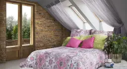 Jak zawiesić firanki na oknie dachowym: 5 skutecznych metod