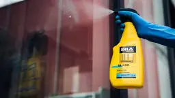 Czym myć okna plastikowe? Szyby bez smug, ramy jak nowe!