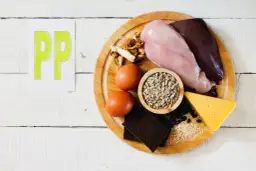 Witaj w świecie witaminy PP! Gdzie występuje? Na talerzu: kurczak, wątróbka, jajka, ser, grzyby, nasiona słonecznika, sezam, fasola i chleb.